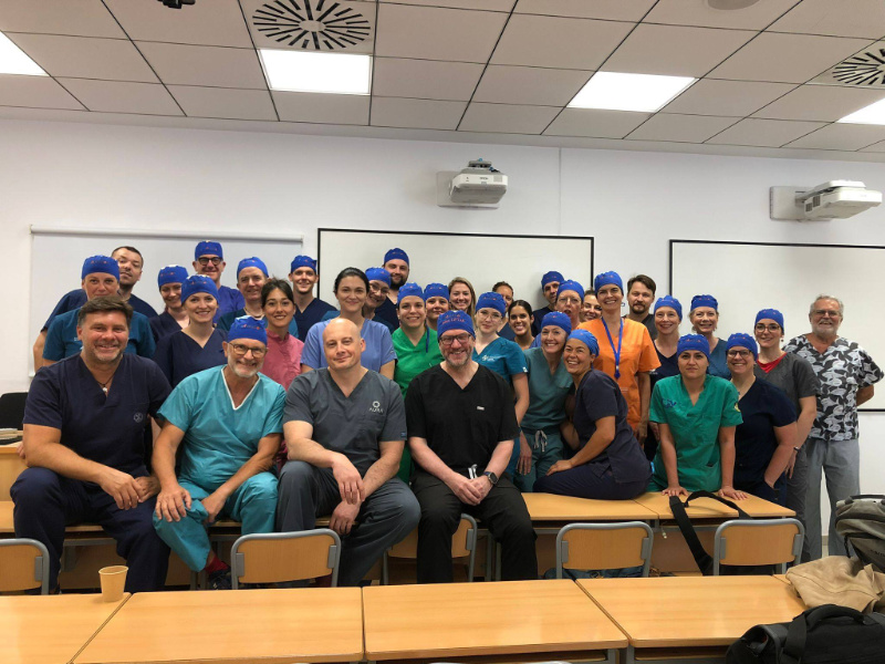 Grup de medici veterinari participanți la un curs ESAVS de chirurgie avansată