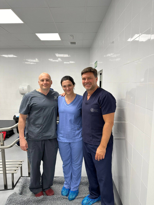 Dr. Cătălina Ciuban alături de doi medici instructori la cursul ESAVS de chirurgie